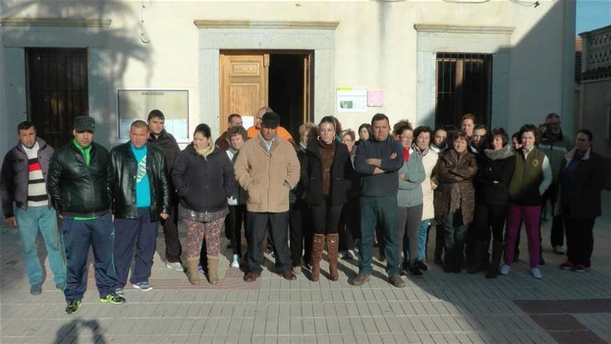 El cura de Mengabril tiene orden de alejamiento de varios niños