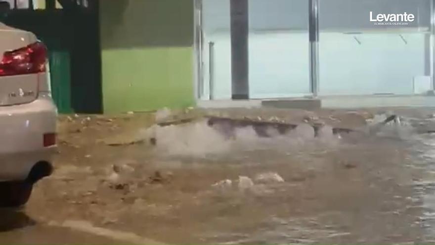 Revienta una tubería en la playa de Gandia