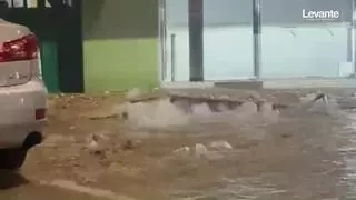 Revienta una tubería en la playa de Gandia y deja sin agua a varios edificios de la plaza del Castell