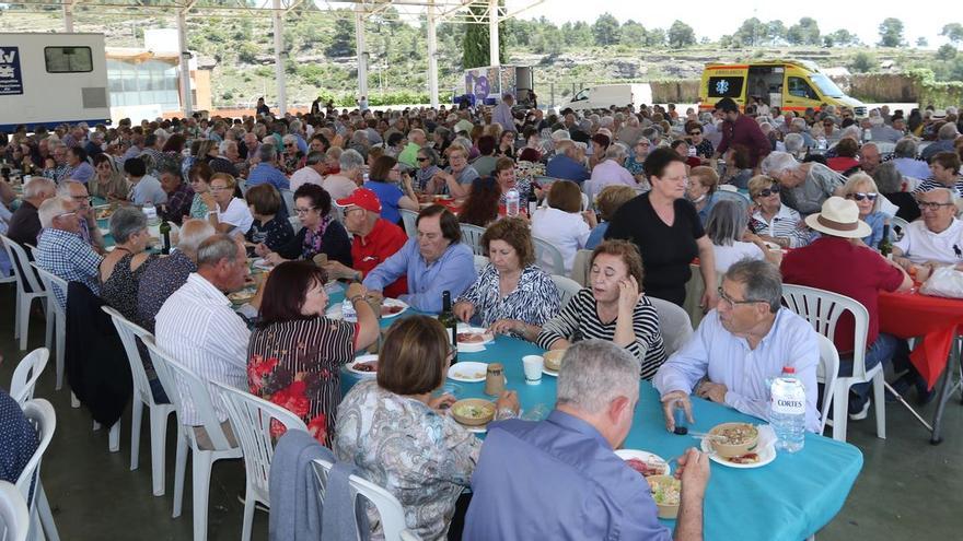 Cerca de 600 jubilados de l’Alcora se reunieron en la Pista Jardín que acogió la celebración de la festividad de San Isidro.