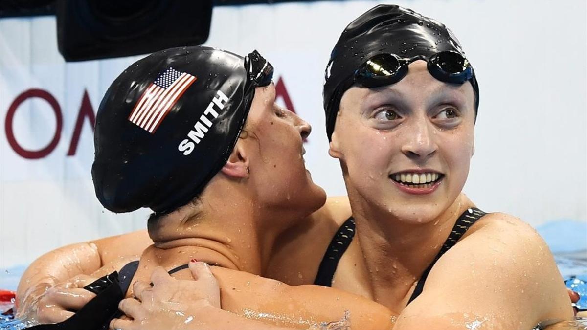 Ledecky recibe la felicitación de su compatriot Leah Smith tras ganar el 400 libre