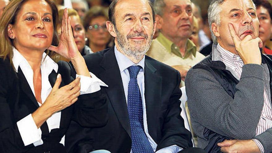 Silva, junto a Rubalcaba y José Blanco en el mitin del candidato a la presidencia en Vigo.  // M. G. Brea