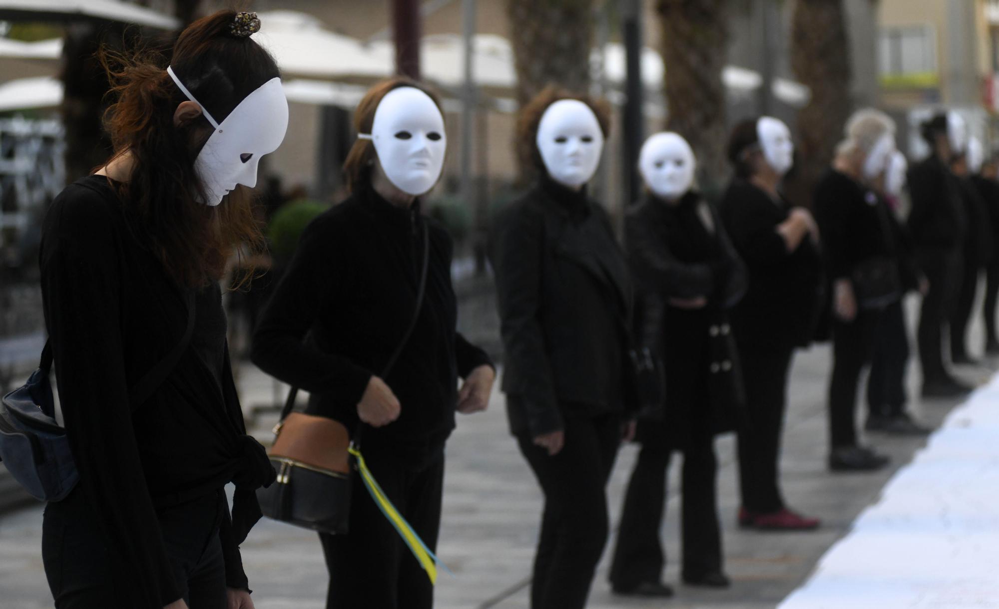 Performance en Murcia por el 25N: enmascaradas y de luto en Alfonso X