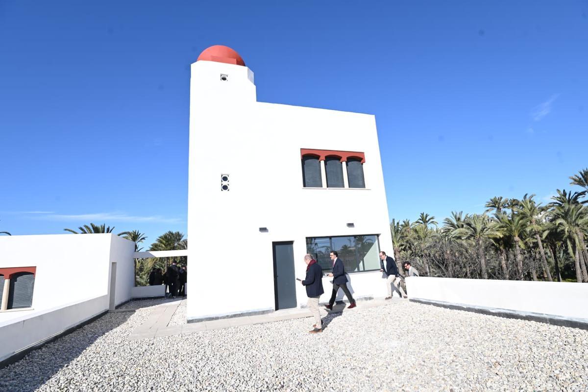 El alcalde anunció la próxima adjudicación de la redacción del plan de uso y gestión del Palmeral de Elche en la cubierta del palacete del Hort del Gat