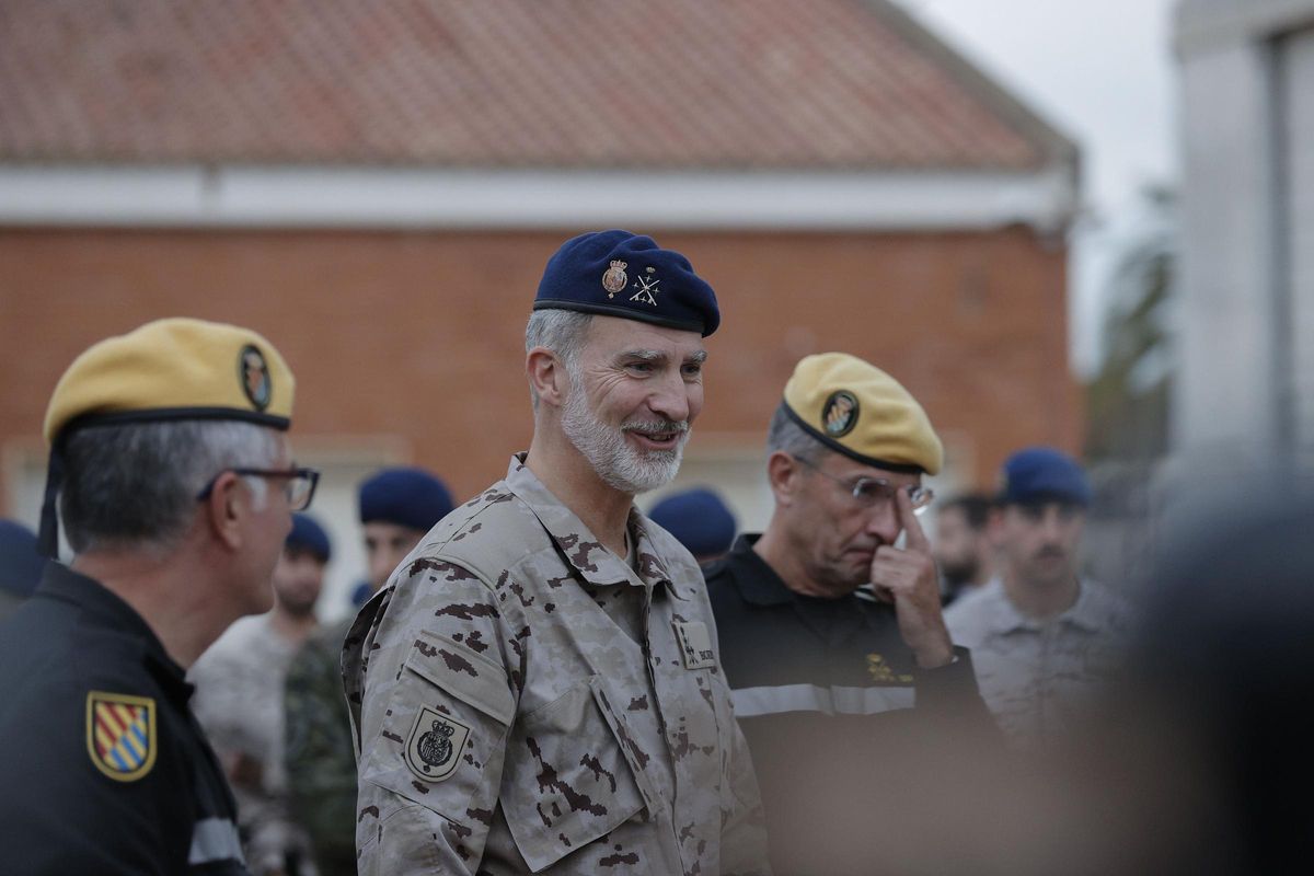 Felipe VI visita las unidades militares desplegadas en Valencia a consecuencia de la DANA