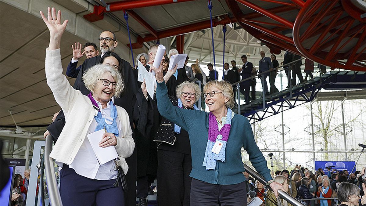 Las Verein KlimaSeniorinnen (Asociación Suiza de Mujeres Mayores por el Clima), en la sede del Tribunal Europeo de Justicia en Estrasburgo (Francia).