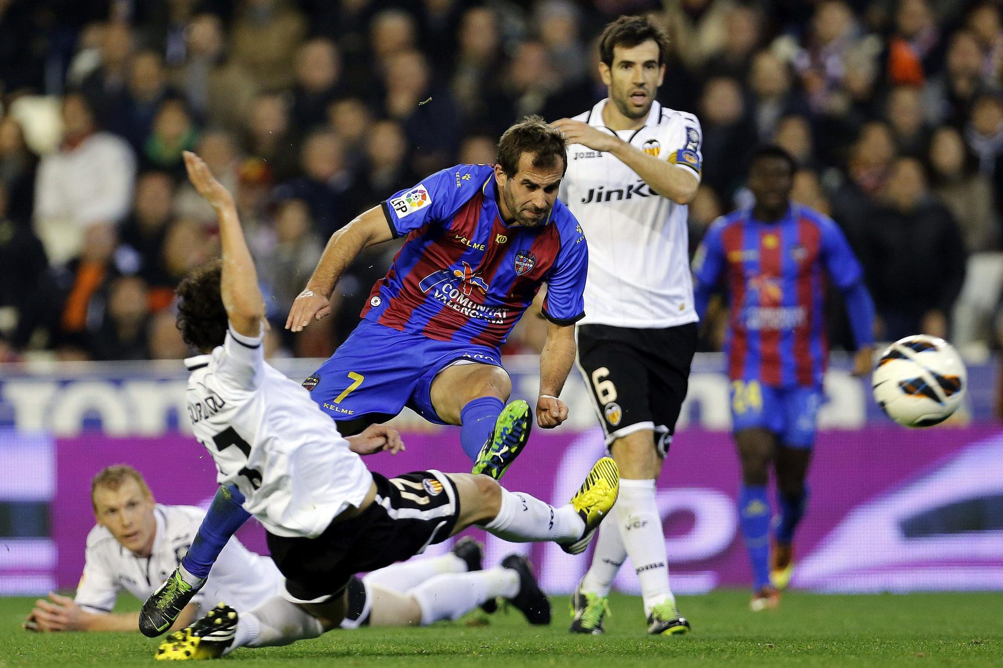 Album de fotos histórico del derbi entre el Valencia y el Levante