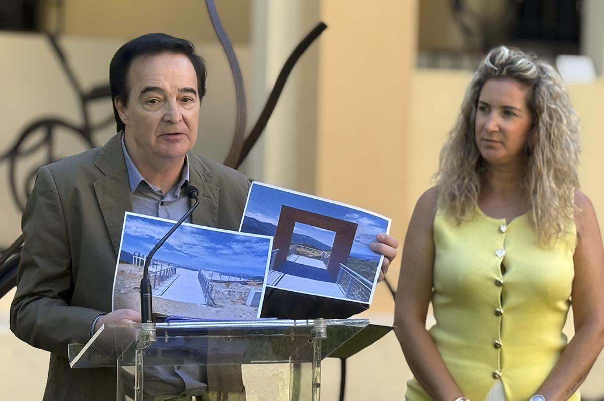 De izquierda a derecha: el presidente de Apamex, Jesús Gumiel, junto a la diputada de Políticas Sociales, Sheila Martín.