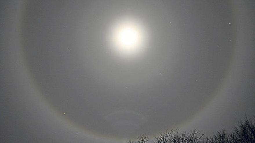 Imagen del halo lunar que puede observarse tanto en invierno como en verano.