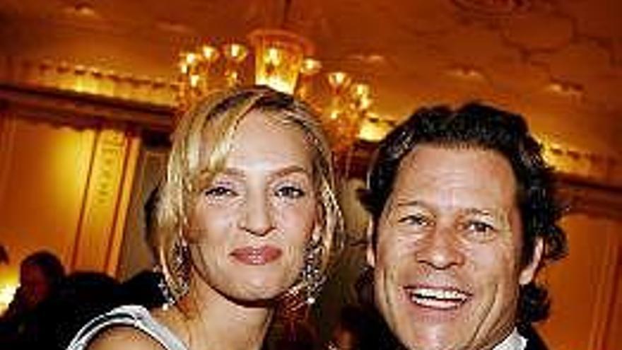 Fotografía de archivo con fecha del 10 de diciembre de 2007 que muestra a la actriz estadounidense Uma Thurman y su amigo sueco Arpad Busson antes del banquete del comité del Nobel que se realizó en el Gran Hotel de Oslo (Noruega).