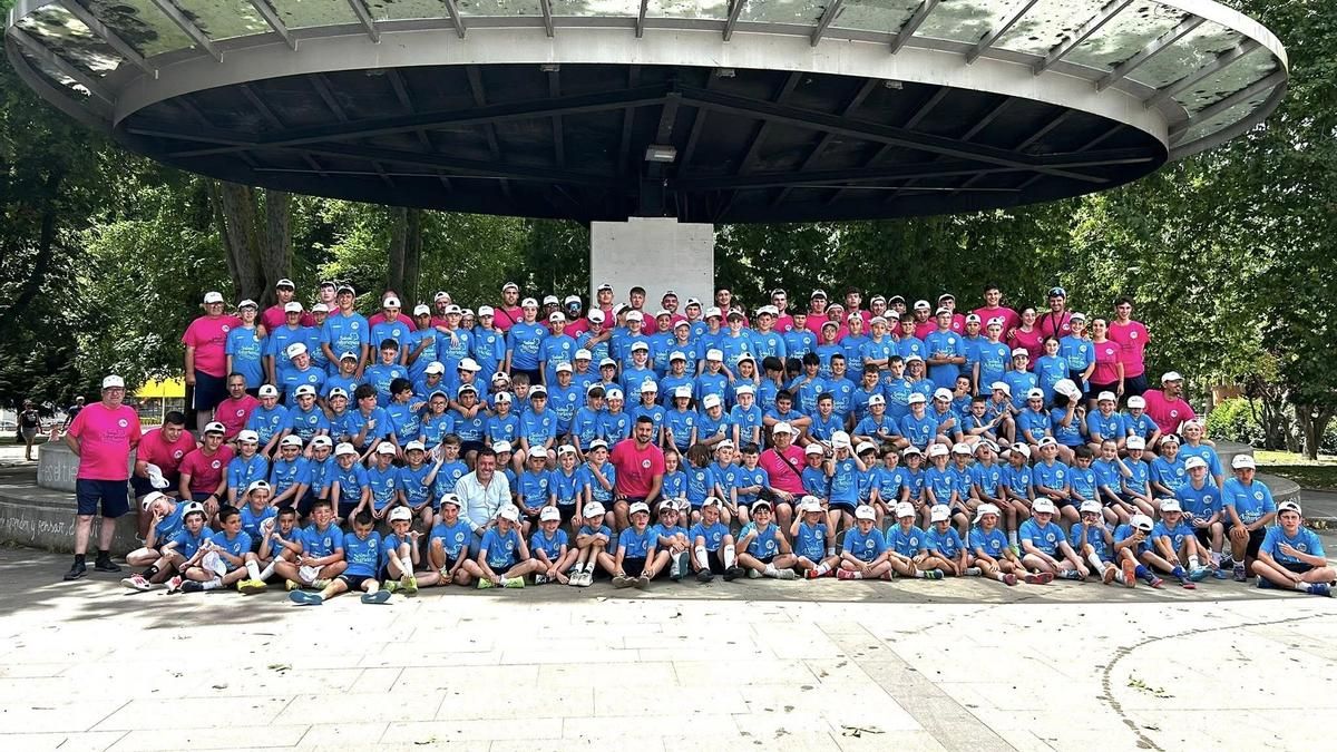 Participantes y monitores del campus, con Canella en el centro.