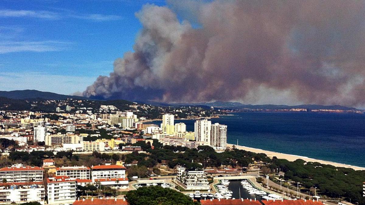 La columna de fum de l&#039;incendi de les Gavarres del 2014, en una foto d&#039;arxiu.