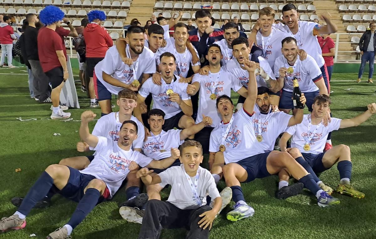 La UE Tavernes de la Valldigna celebra el histórico título de campeón de La Nostra Copa