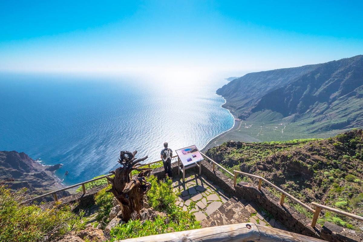 El mirador de Isora nos permite deleitarnos con unas impresionantes vistas de la costa de la isla del Hierro y del océano Atlántico