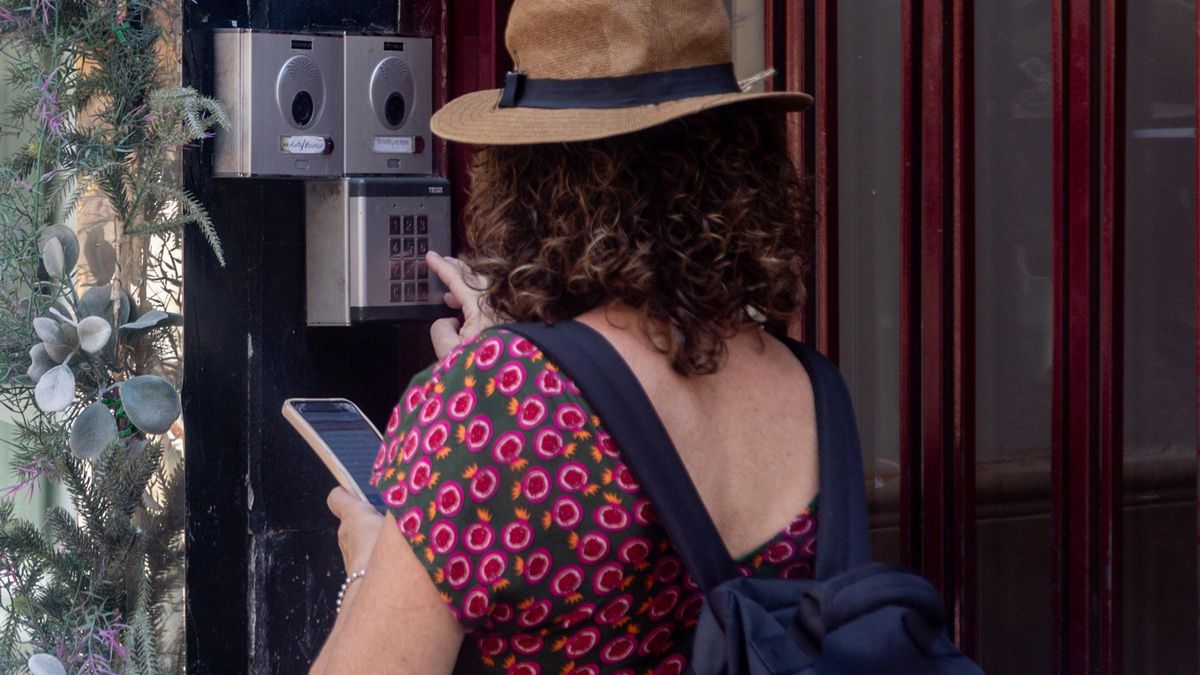 Una mujer accede a una vivienda turística en imagen de archivo.