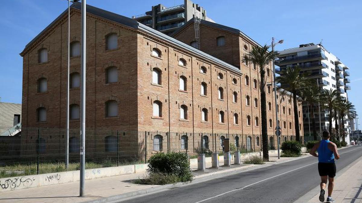 Fachada del edificio de la antigua fábrica CACI de Badalona