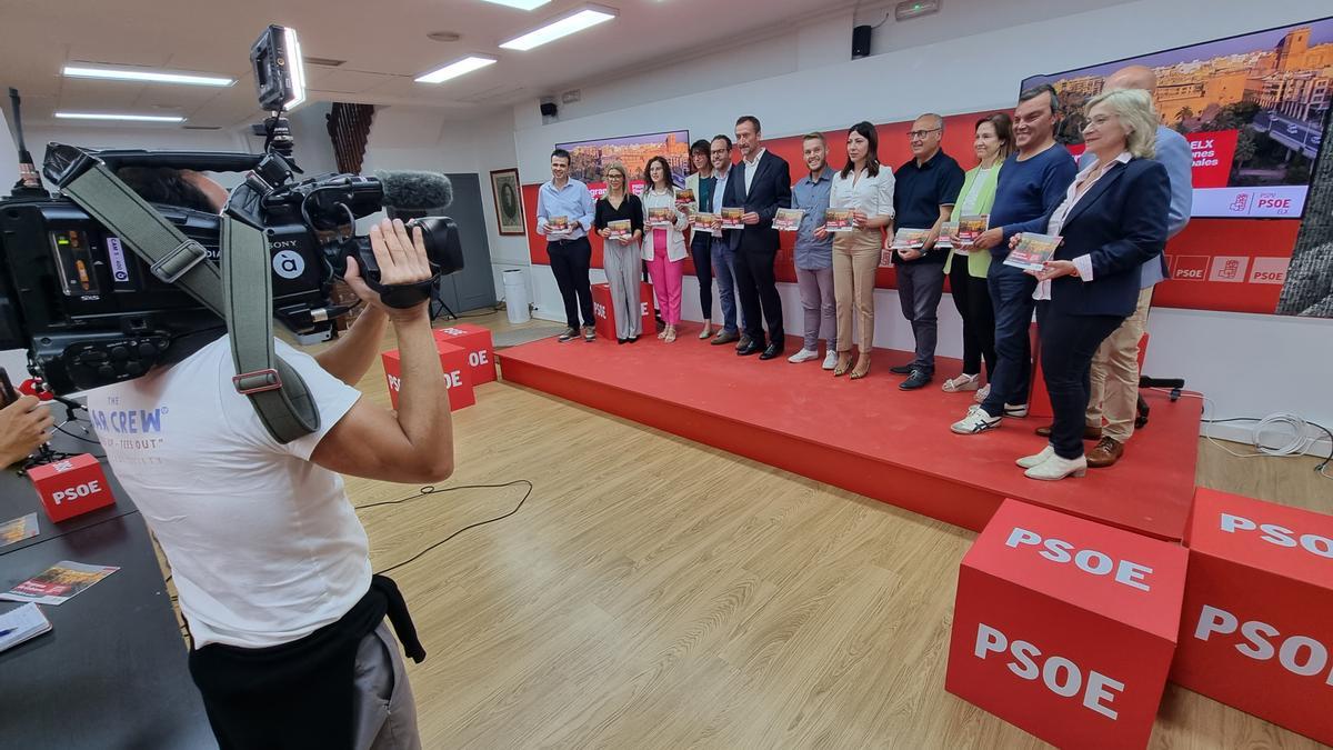 El alcaldable del PSOE, Carlos González, en el centro, acompañado por la mayoría de su candidatura a las elecciones del 28 de mayo.