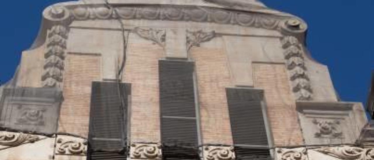 Detalle de la malla y los desperfectos en la fachada principal del Mercado Central.