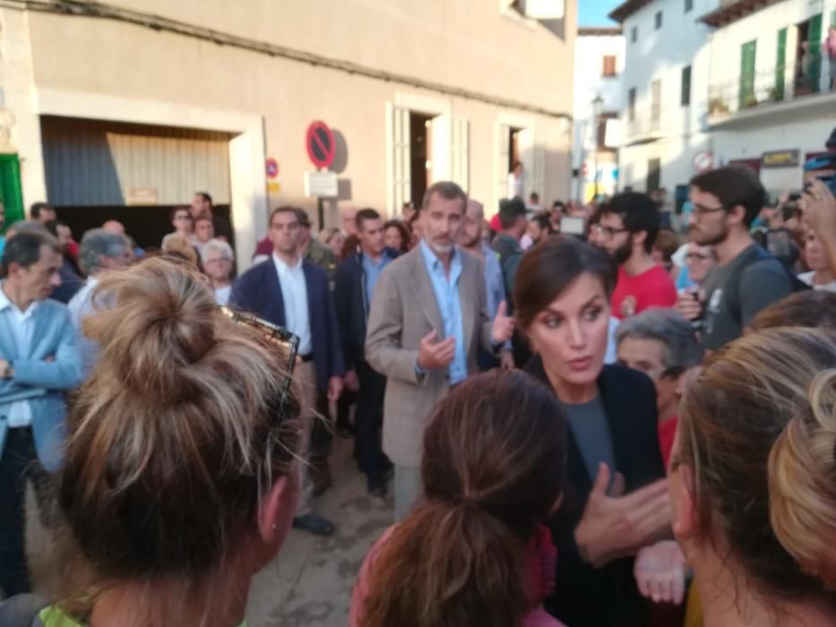 Los Reyes visitan a los afectados por las riadas en Mallorca