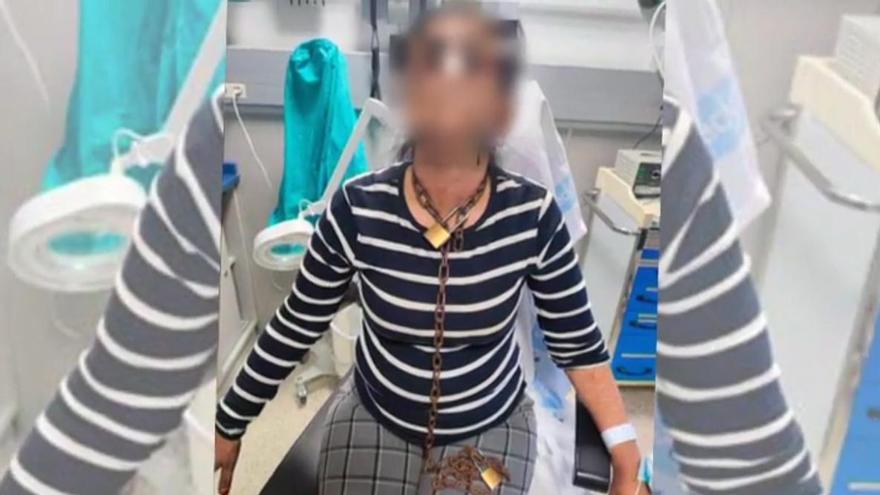 Una mujer llega al hospital encadenada