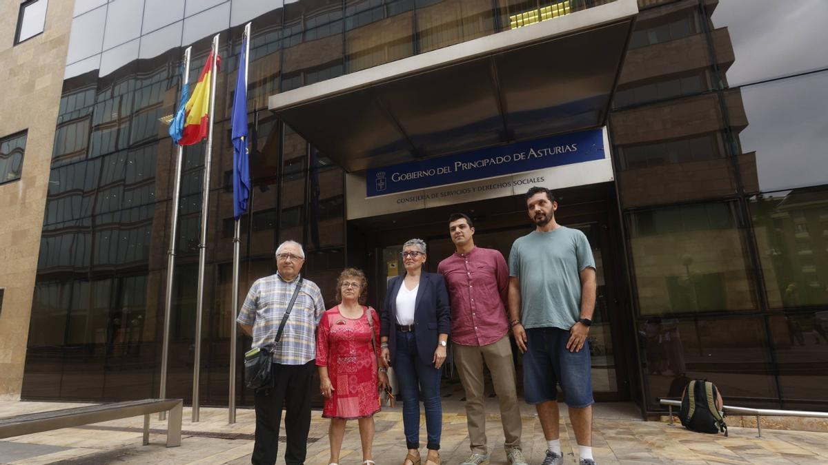 De izquierda a derecha, Jesús Alonso y Maite Corral, presidente y vicepresidenta de la asociación de vecinos de La Florida; la consejera, Concepción Saavedra; el director territorial de la fundación Diagrama, Víctor González y Daniele Torre, técnico de Diagrama..