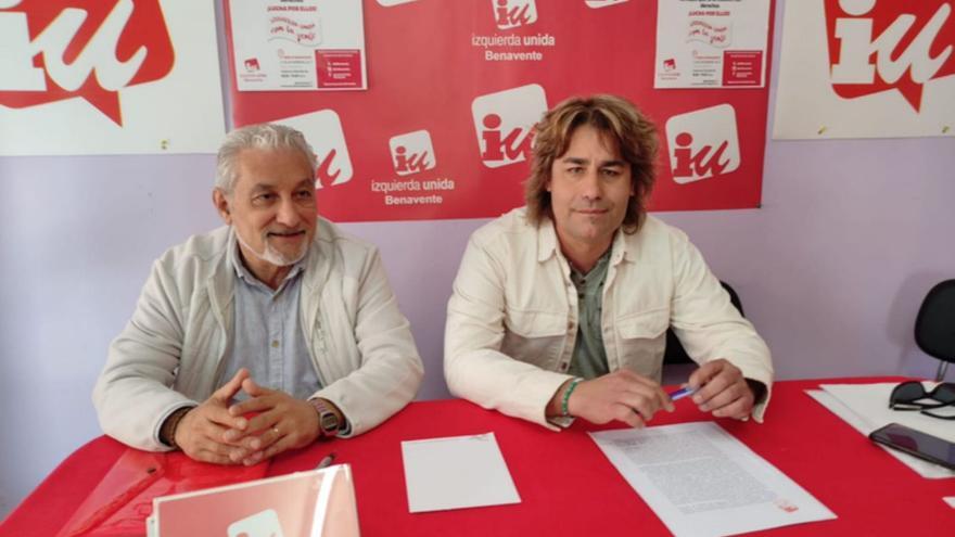 A la izquierda Manuel Burón, portavoz del Grupo Municipal de IU en el Ayuntamiento y a la derecha Jesús Nieto, coordinador de IU Benavente. | E. P.