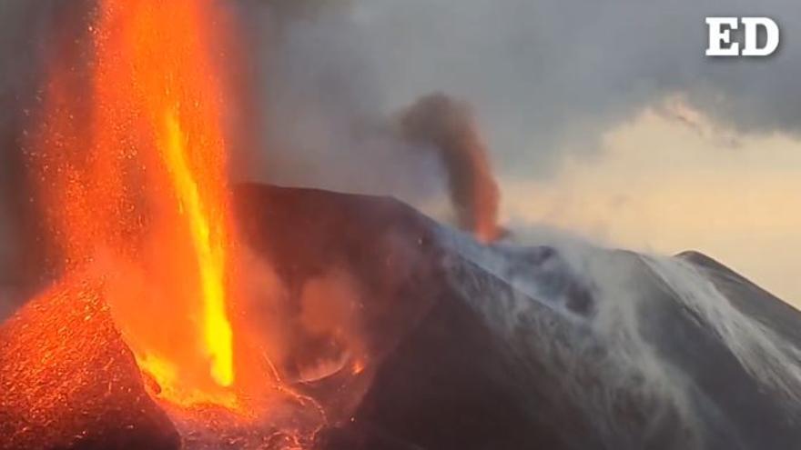 Fuerte actividad estromboliana en el volcán de La Palma.