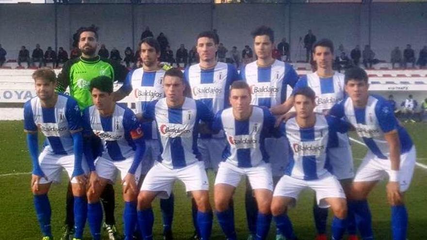 El once inicial del Avilés en Pravia.