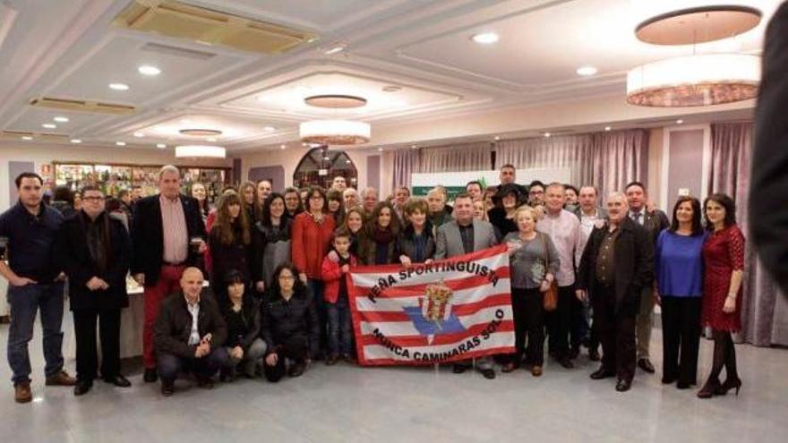 Asistentes a la celebración de la peña &quot;Nunca caminarás solo&quot;.