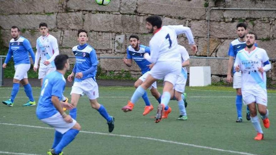 Un lance del choque de ayer en el campo Javier Guimeráns. // G.N.