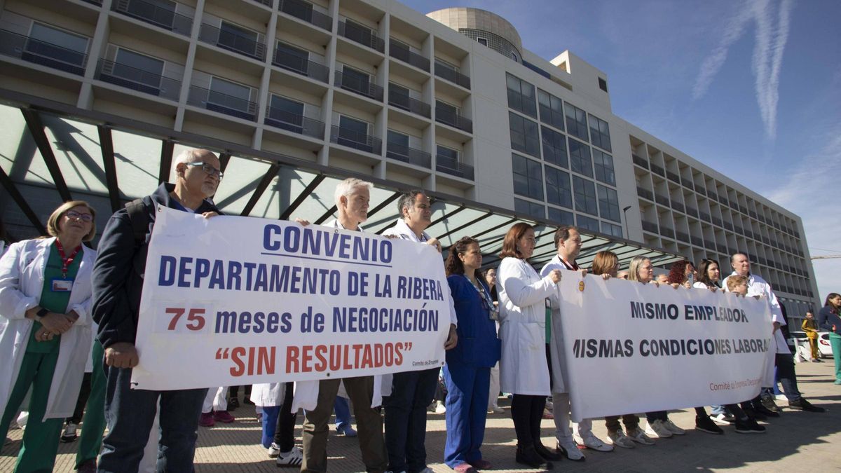 Concentración en la puerta del hospital de la Ribera, en una imagen de archivo.