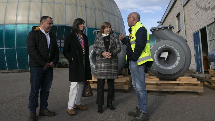 El concejal de Mantenimiento y Diseño Urbano de Avilés, Pelayo García; Nieves Roqueñí y Mariví Monteserín conversan con uno de los empleados de la depuradora; detrás de ellos, las bombas de repuesto recién llegadas del taller donde las fabricaron. | María Fuentes