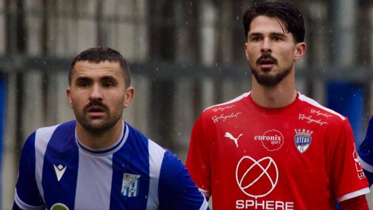 Juan Delgado, del Utebo, espera el balón junto a un jugador de la SD Beasain.
