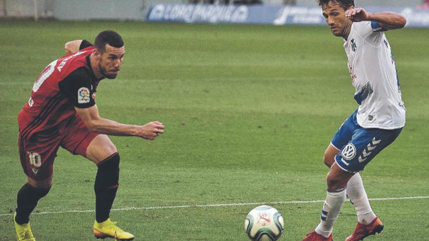 Aitor Sanz, controlando el balón ante Álvaro Rey en el partido Tenerife-Mirandés del 24 de junio