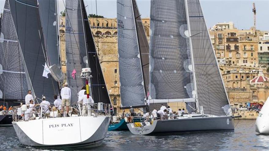 El barco alicantino Plis Play ha zarpado de lMalta rumbo a Sicilia