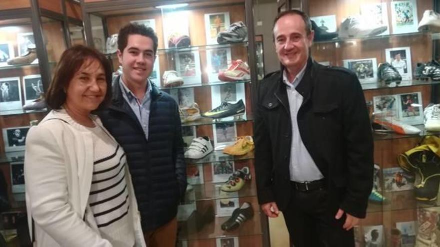 Los padres y el hermano de Marcos, Antonio, Mari y Roberto, junto a la bota de fútbol en el Museo.