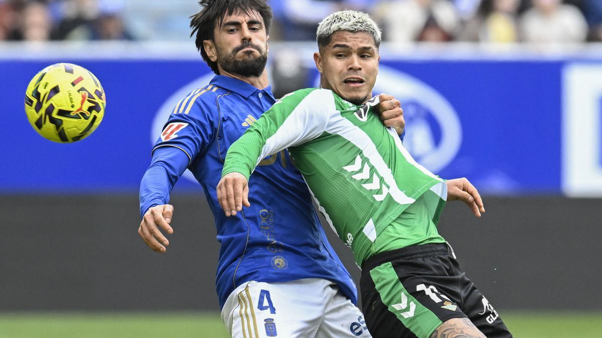 Cucho disputa el balón con David Costas durante el partido correspondiente a la 19ª jornada de LaLiga entre el Real Oviedo y el Real Betis, este sábado, en Oviedo.