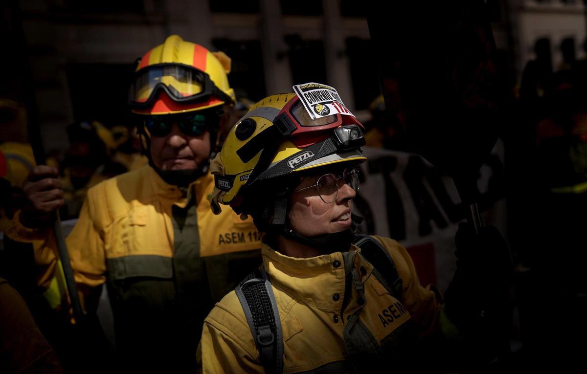 Concentración de bomberos forestales de la Comunidad de Madrid en el ministerio de Hacienda.