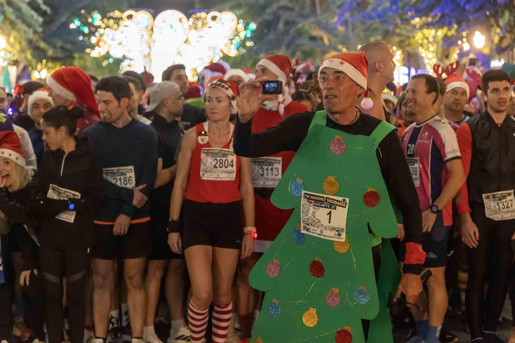 La San Silvestre de Alicante llena de colorido la ciudad