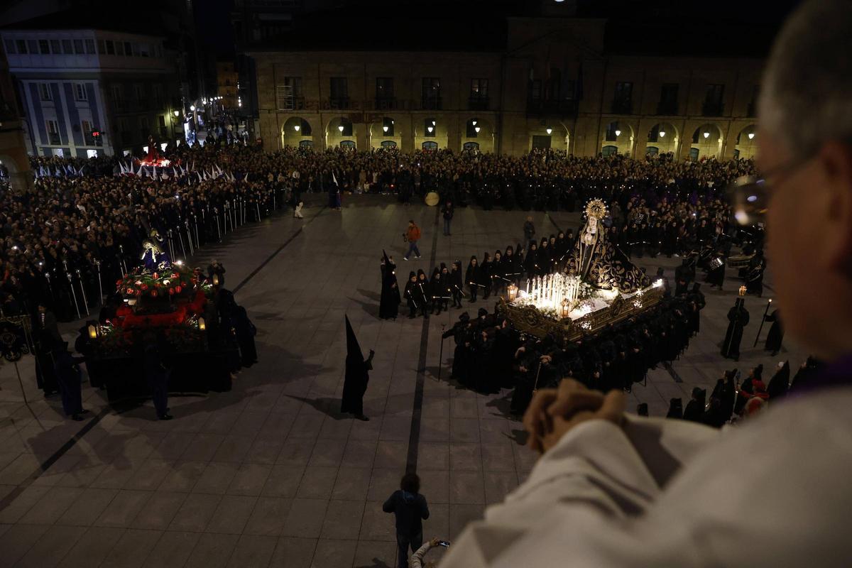 EN IMÁGENES: La multitudinaria procesión del Encuentro en Avilés