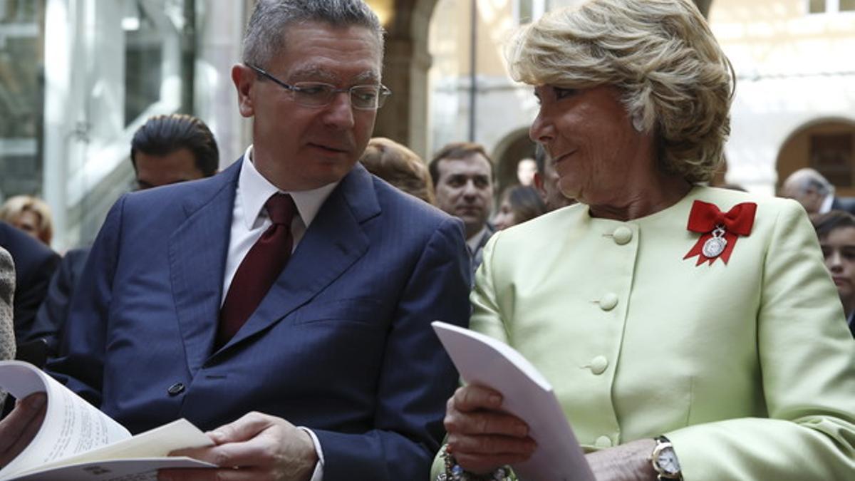 Esperanza Aguirre y Alberto Ruiz-Gallardón, en los actos del 2 de mayo, ayer en Madrid.