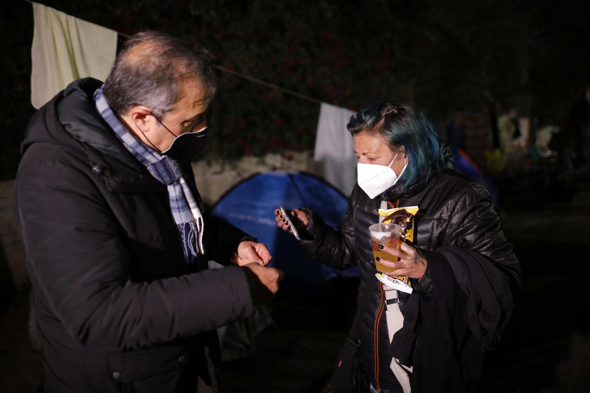 Amigos de la Calle reparte alimentos calientes y ropa para que las personas sin techo ganen la batalla a las bajas temperaturas