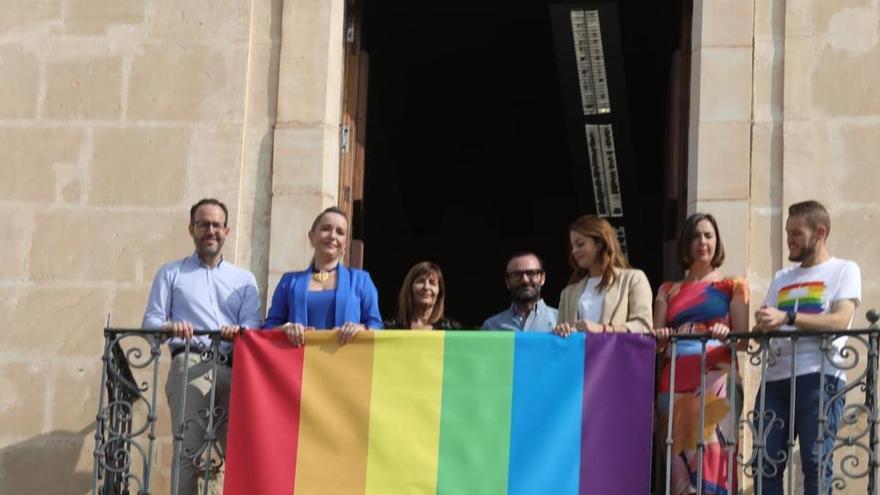El PP cuelga la bandera del Orgullo en un lado del Ayuntamiento de Elche y sin la presencia de Vox