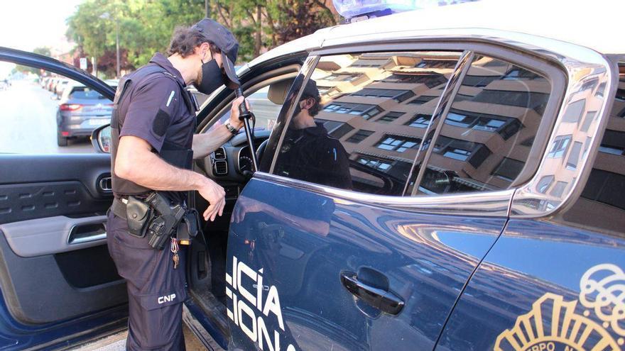 Salvaje tirón en Lorca: arroja a una mujer de 67 años por las escaleras y le rompe los dos brazos para robarle el bolso