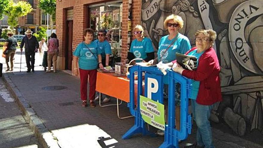 Voluntarias del colectivo reparten información sobre la enfermedad.