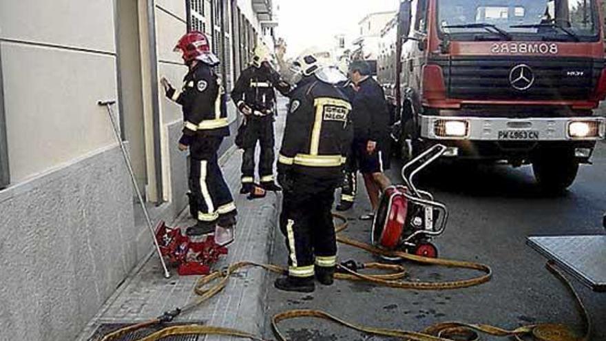 Bomberos, durante la extinción.