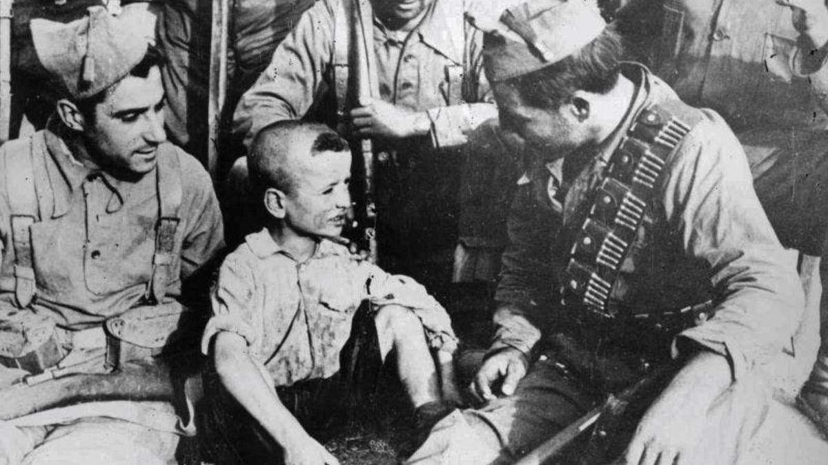 El niño huérfano habla con un grupo de milicianos anarquistas en Siétamo.