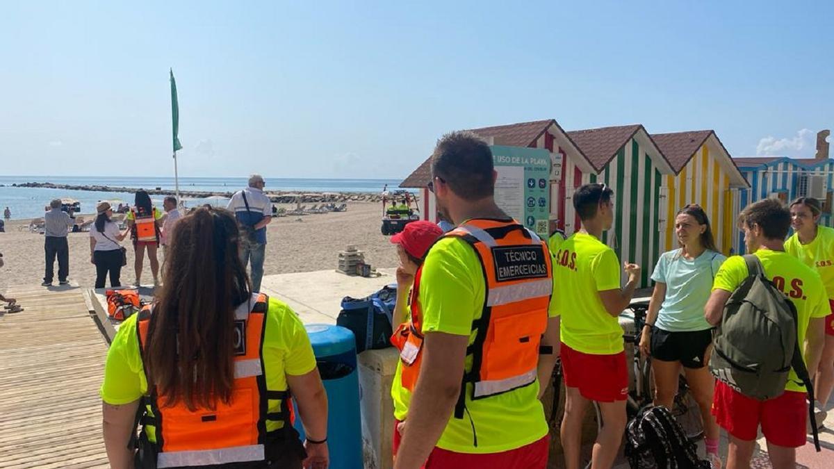 Efectivos de socorrismo el jueves en el Carrer La Mar