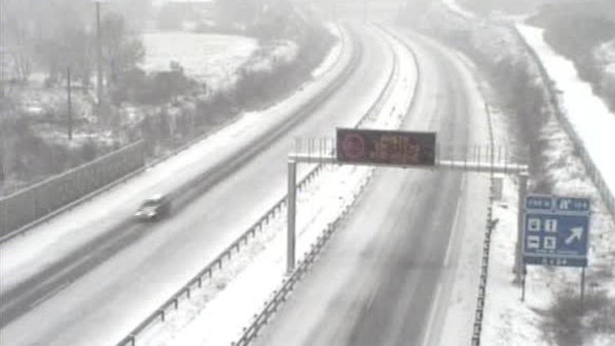 La nieve dificulta la circulación en las salidas de Galicia hacia la meseta