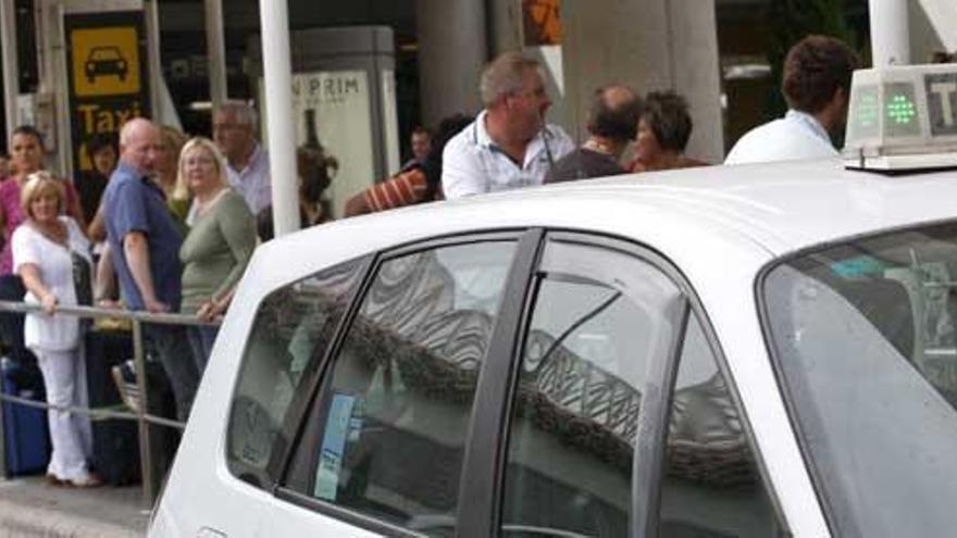 Taxifahrer am Airport.